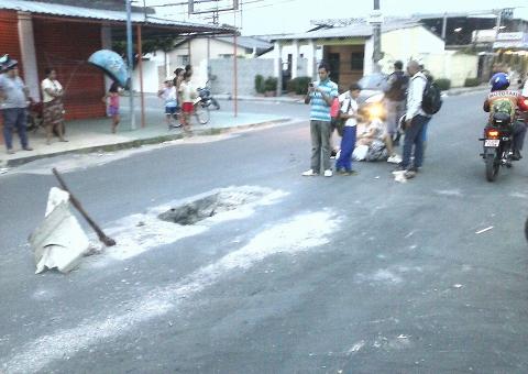 Motoqueiro cai em buraco e sofre traumatismo no Osvaldo Frota